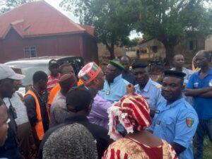 Lhonorable-Cellou-Balde-devant-les-forces-de-defense-et-de-securite-a-Gaoual-750x563