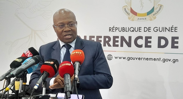 Ousmane-Gaoual-Diallo-devant-la-presse